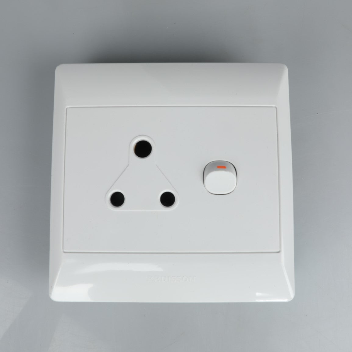 REDISSON S001-WH White Switched Wall Socket 16A Single Plug, Modern Design